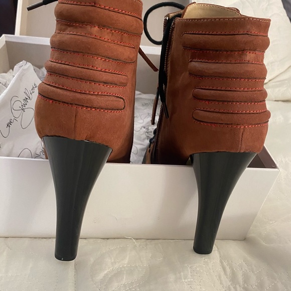 New Women’s cognac lace up drop bootie. Sz 10